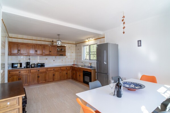 Réfrigérateur, micro-ondes, four, cafetière/bouilloire