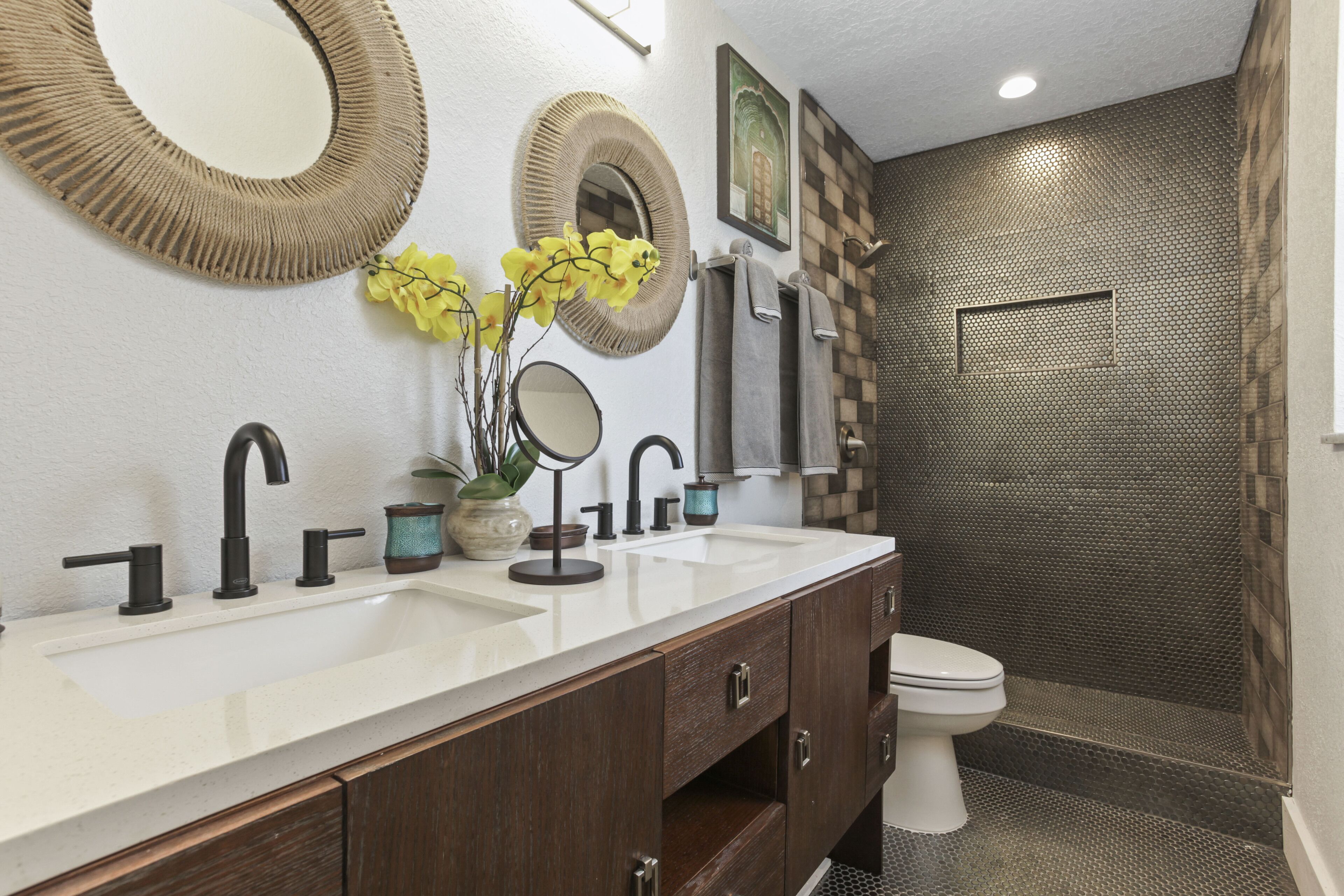 Combined shower/tub, hair dryer, towels