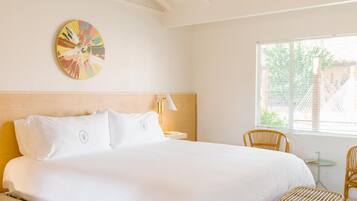 Iron/ironing board, bed sheets