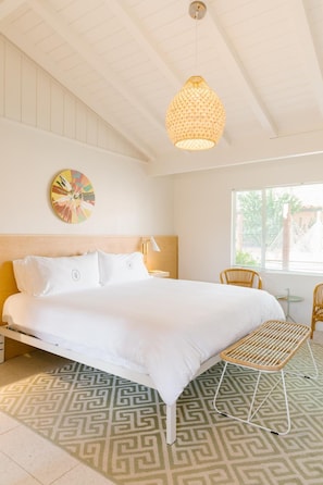 Iron/ironing board, bed sheets