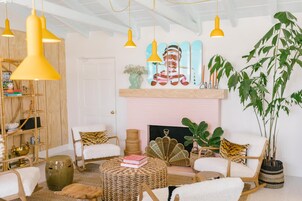 43-英寸纯平电视 （配备卫星频道）、电视