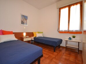 3 chambres, lit parapluie, draps fournis