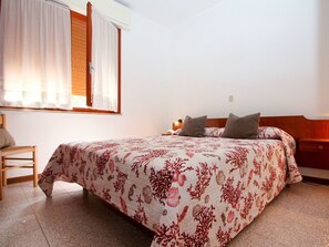 3 makuuhuonetta, vauvan matkasänky, vuodevaatteet