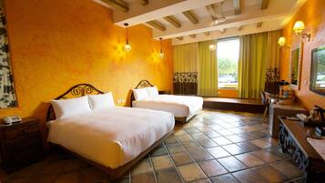 Deluxe-herbergi fyrir fjóra - baðker | Skrifborð, myrkratjöld/-gardínur, ókeypis þráðlaus nettenging, rúmföt