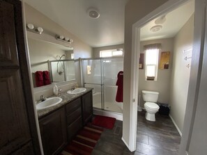 Combined shower/tub, hair dryer, towels, soap -  50% to Book the Gecko Home - Clean 3BR - Sleeps 6- By TNT. (Page)