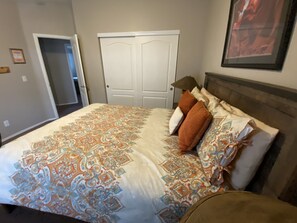 3 Schlafzimmer, Schreibtisch, Bügeleisen/Bügelbrett, Reisekinderbett