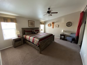 3 habitaciones, escritorio y tabla de planchar con plancha 