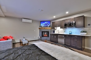 Planxa i posts de planxar, un bressol de viatge i wifi gratuïta