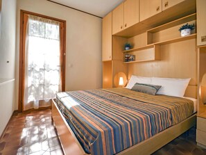 2 slaapkamers, reisbedje, beddengoed