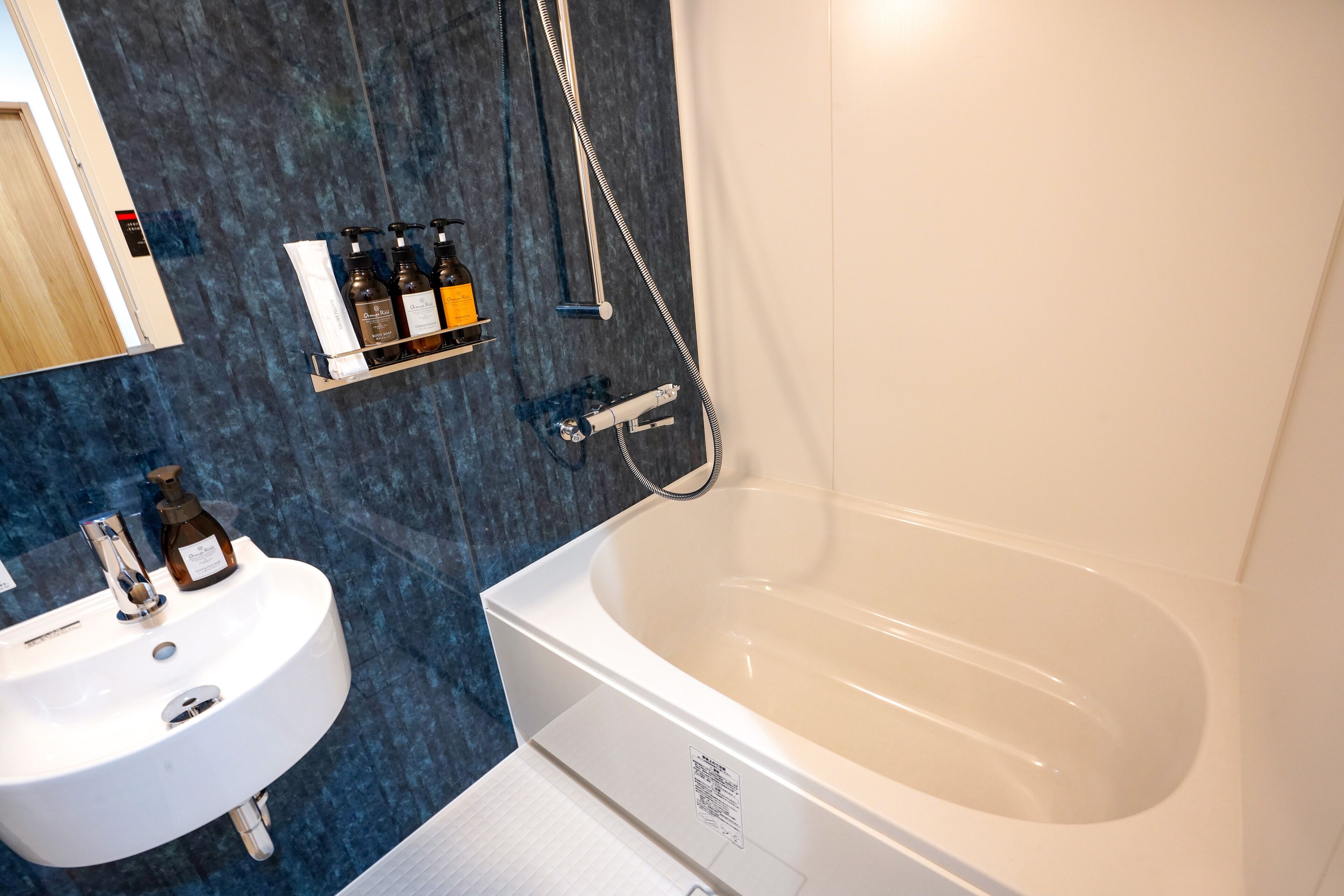 deluxe twin room, non smoking | bathroom | combined shower/bathtub, hair dryer, slippers, electronic bidet