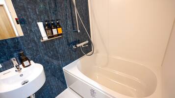 Habitació amb dos llits individuals Deluxe, no fumadors (check-in is not available after 11PM) | Bany | Combinació de dutxa i banyera, assecador de cabells i sabatilles