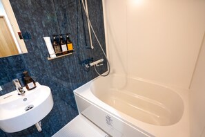 Deluxe Twin Room, Non Smoking (check-in is not available after 11PM) | Bathroom | Combined shower/tub, hair dryer, slippers, electronic bidet - Hotel R9 The Yard Yaita (Yaita)