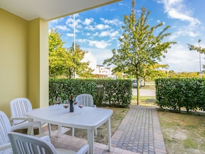 Outdoor dining - Cosy apartment for 7 people with WIFI, A/C, TV and terrace (Caorle)