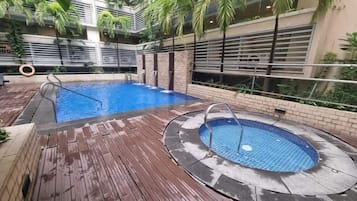 Kolam renang indoor