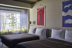 Ropa de cama de alta calidad, cubrecamas y minibar 