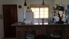 Kjøleskap, mikrobølgeovn og kokeplater