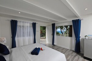 Ein Hotelzimmer mit Bett, Schreibtisch und Blick ins Freie.