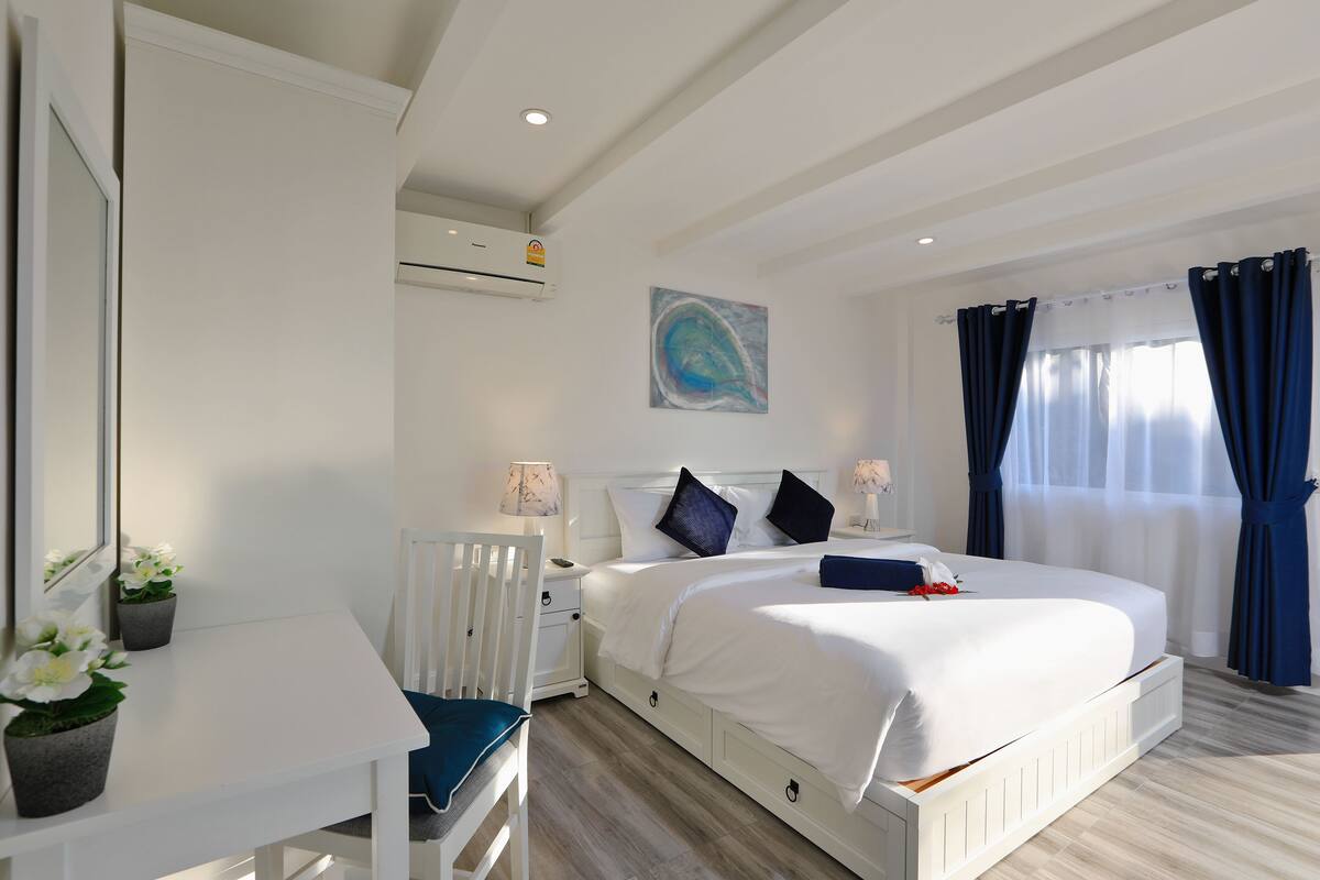 Deluxe Room, 1 King Bed, Sea View | In-room safe, desk, blackout drapes, soundproofing