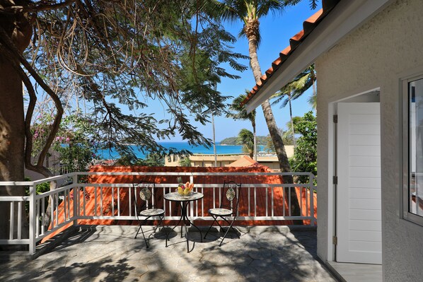 Chambre Deluxe, 1 très grand lit, vue mer | Vue sur la plage/l’océan