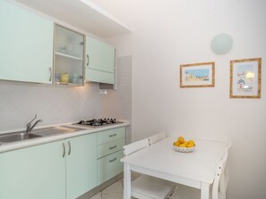 Hochstuhl, Gefrierschrank, Esstisch