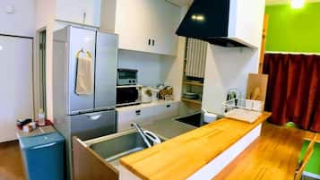 Basic-lejlighed - 3 soveværelser - ikke-ryger (Private Vacation Home, Max 12 people) | Privat køkken | Kogeplade, elkedel, køkkentøj/tallerkener/redskaber
