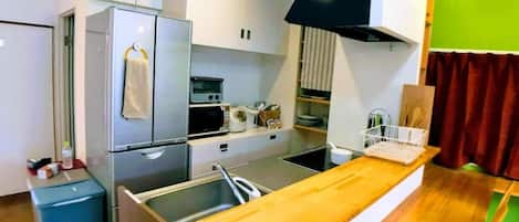 Apartemen Basic, 3 kamar tidur, Bebas Asap Rokok (Private Vacation Home, Max 12 people) | Dapur pribadi | Kompor, ketel listrik, dan peralatan masak/sendok-piring