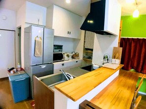 Leilighet – basic, 3 soverom, ikke-røyk (Private Vacation Home, Max 12 people) | Eget kjøkken | Kokeplater, vannkoker og kjøkkenutstyr