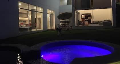 VILLA BLANCA AVEC PISCINE CHAUFFĂE PRIVĂE PRĂS DU GOLF