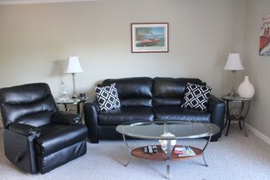 TV, DVD player - Amazing water views and great location (Laconia)