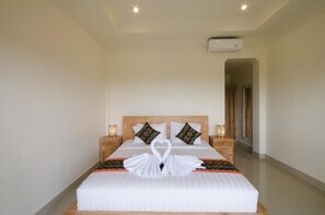 Roupas de cama premium, frigobar, cofres nos quartos, escrivaninha