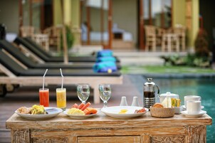 Desayuno a la carta diario (IDR 70000 por persona)