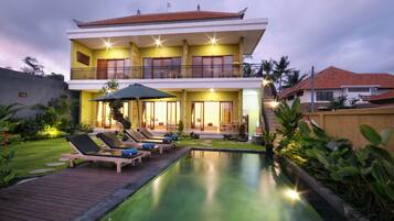 Bagian depan properti - sore/malam