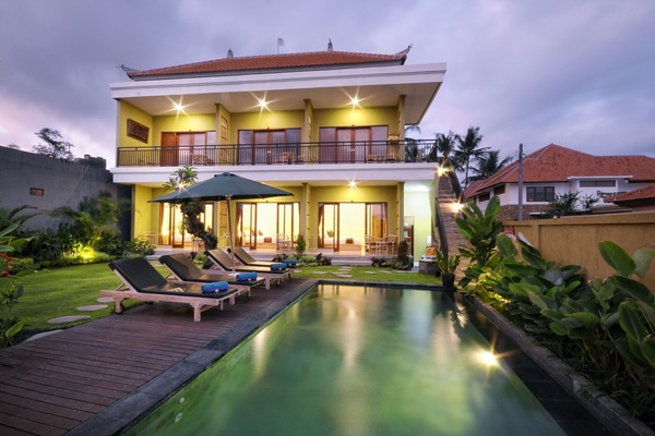 Bagian depan properti - sore/malam