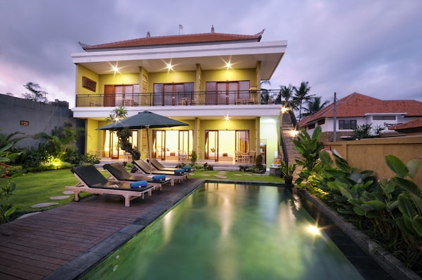 Fachada da propriedade à noite