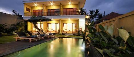 Kolam renang outdoor