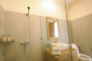 Habitación Deluxe doble | Baño | Ducha, bidé, toallas y jabón