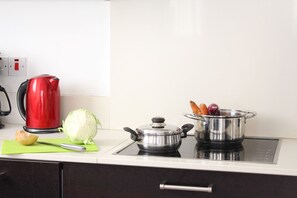 Réfrigérateur, four à micro-ondes, un four, surface de cuisson