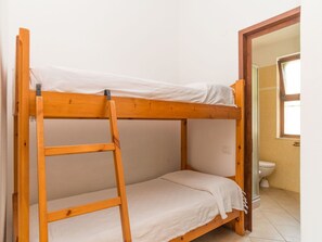 1 Schlafzimmer, Reisekinderbett