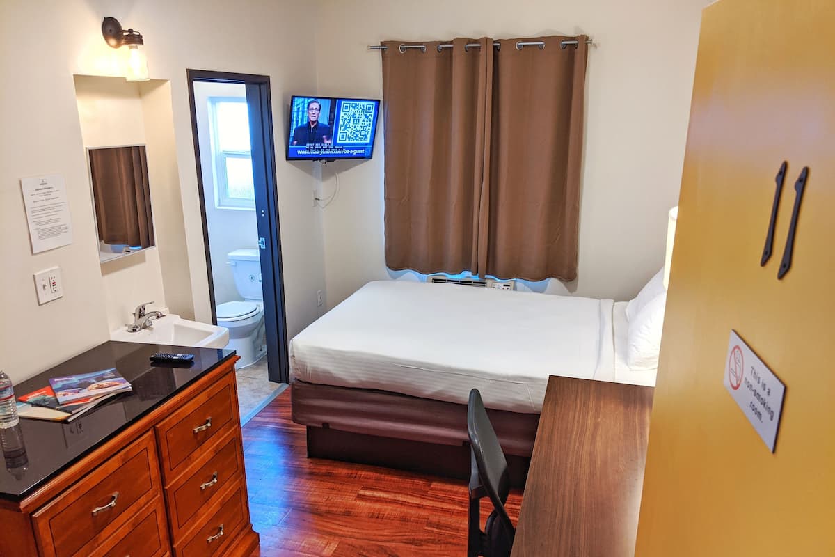 Comfort Room, 1 Double Bed, Non Smoking, Shared Bathroom (11) | Blackout drapes, free WiFi, bed sheets, wheelchair access