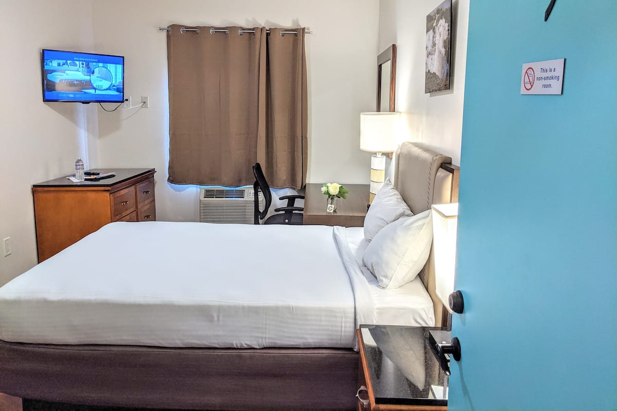 Standard Room, 1 Double Bed, Non Smoking, Shared Bathroom (9) | Blackout drapes, free WiFi, bed sheets, wheelchair access