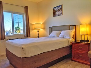 Blackout drapes, free WiFi, bed sheets, wheelchair access - Anchor Pointe Inn (Wilmington)