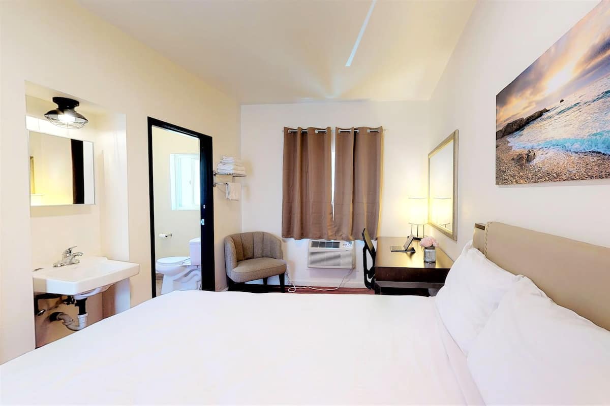 Comfort Room, 1 Double Bed, Non Smoking, Shared Bathroom (17) | Blackout drapes, free WiFi, bed sheets, wheelchair access