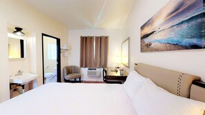 Comfort Room, 1 Double Bed, Non Smoking, Shared Bathroom (17) | Blackout drapes, free WiFi, bed sheets, wheelchair access