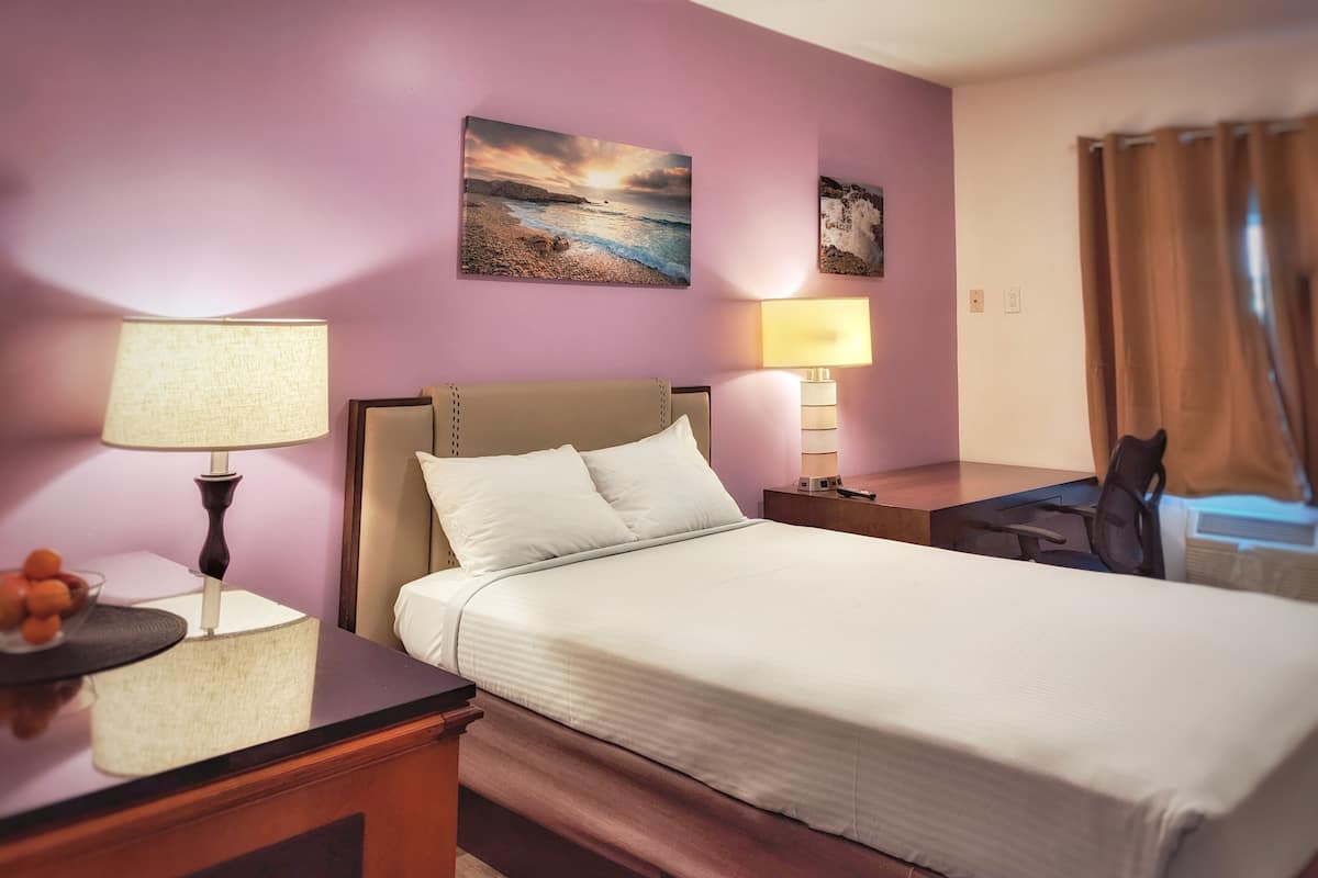 Deluxe Room, 1 Double Bed, Non Smoking, Shared Bathroom (10) | Blackout drapes, free WiFi, bed sheets, wheelchair access