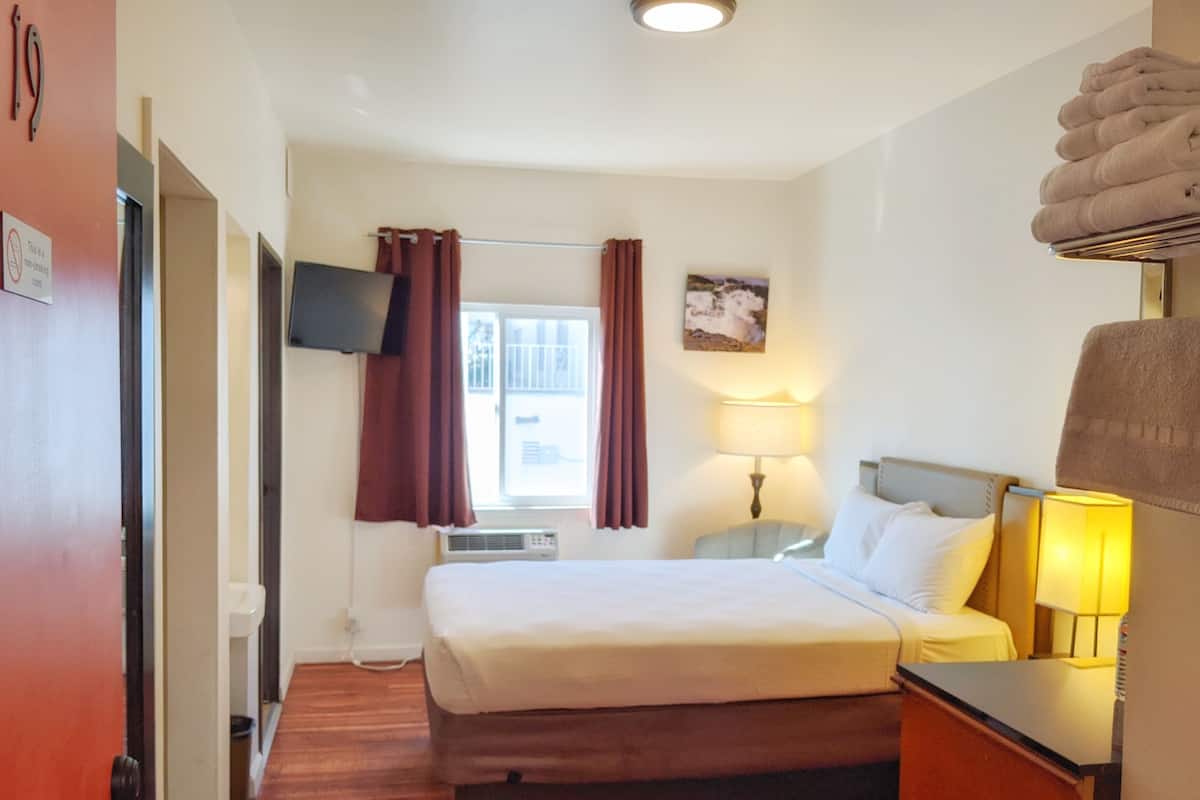 Comfort Room, 1 Double Bed, Non Smoking, Shared Bathroom (19) | Blackout drapes, free WiFi, bed sheets, wheelchair access