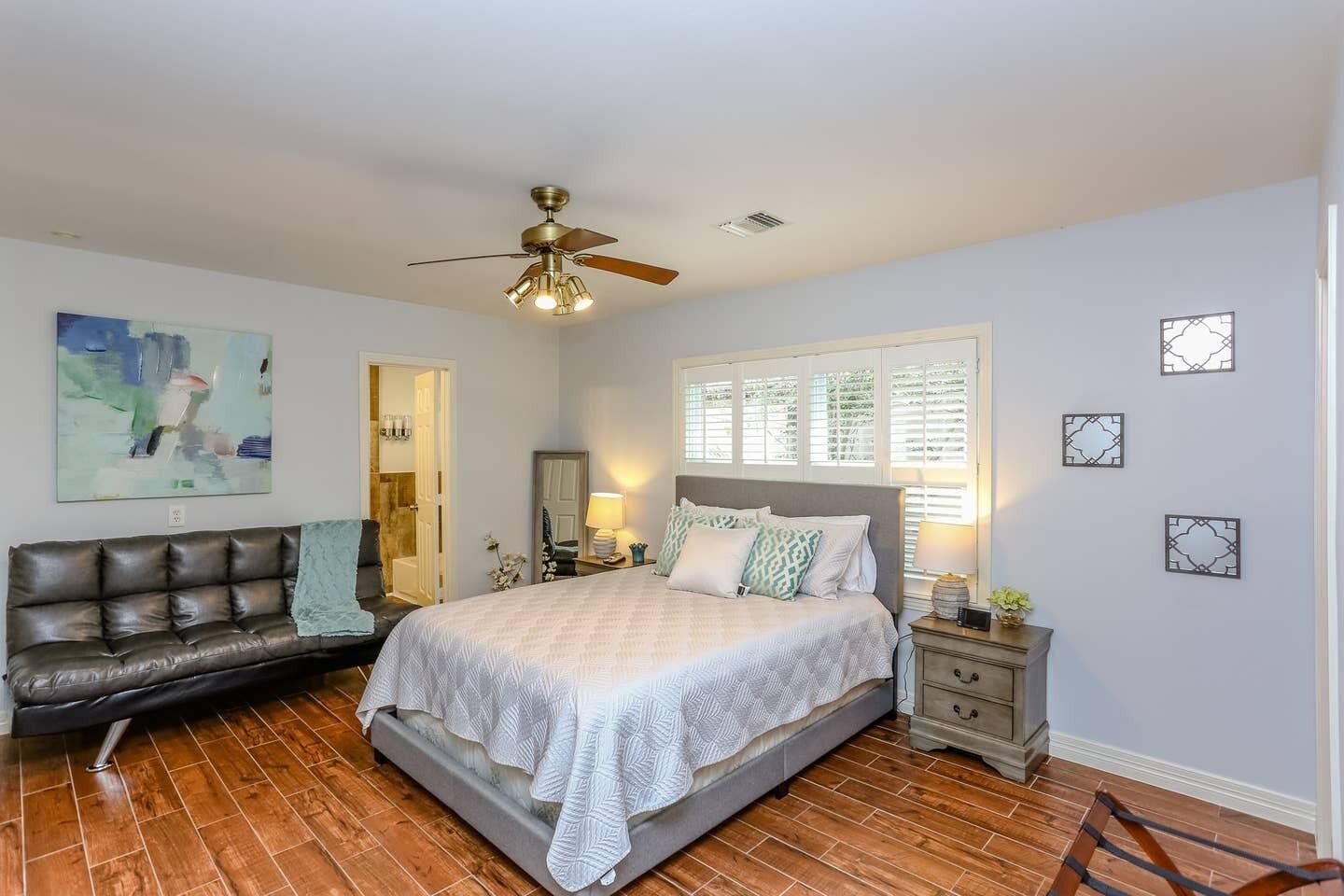 3 habitaciones, tabla de planchar con plancha y wifi gratis 