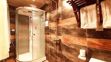 豪華家庭房 | 浴室 | 淋浴設備、免費梳洗用品、風筒、拖鞋