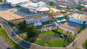 An aerial view of a hotel complex with multiple buildings, parking areas, and a swimming pool. - Itacaiunas Hotel (Maraba)
