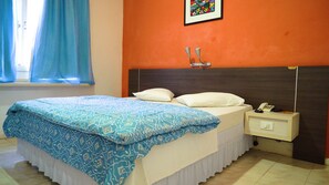 Minibar, free WiFi, bed sheets