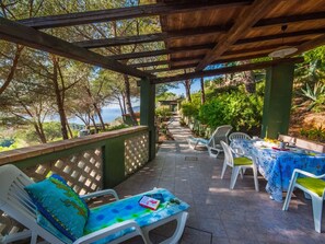 Outdoor dining - Cosy apartment in villa for 2 guests with WIFI, TV, terrace and pets allowed (Capoliveri)
